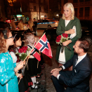 Kronprinsparet ble møtt av Rebecca (10), Margrethe (8), Hedda (6) og Selma (4) da de ankom hotellet sitt i Hanoi. Foto: Lise Åserud, NTB Scanpix